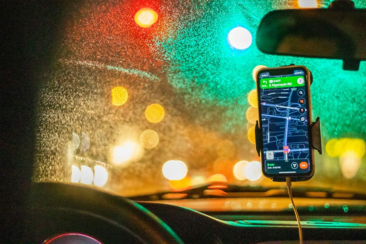Phone sat nav in a windscreen mount